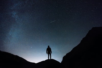 星夜里站在山上的人的剪影